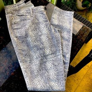 Very nice snake print skinny jeans. Low-rise. 98% cotton 2% spandex. Worn once.